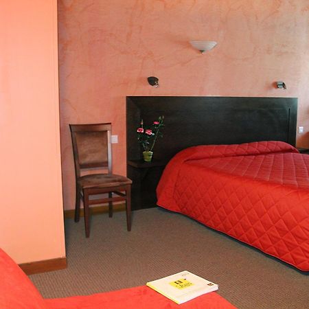 Hotel Logis Des Trois Maures Couches Exterior foto