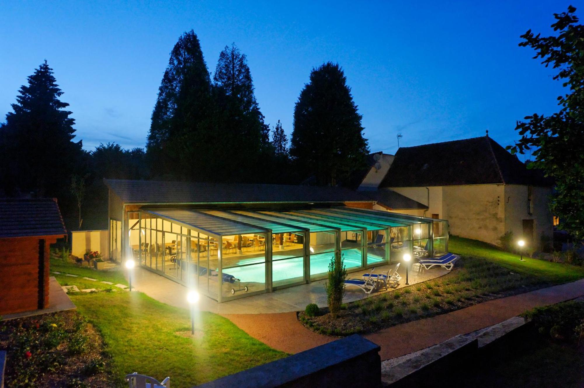 Hotel Logis Des Trois Maures Couches Exterior foto