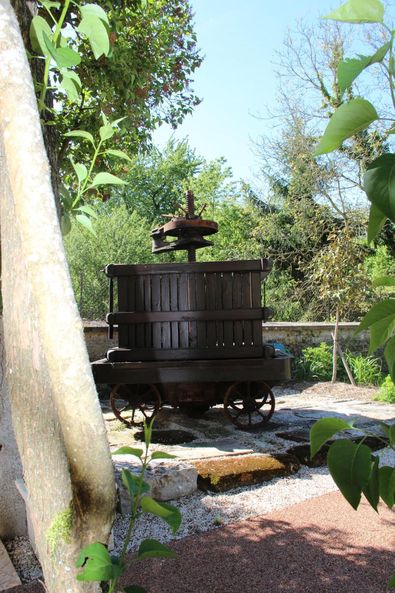Hotel Logis Des Trois Maures Couches Exterior foto