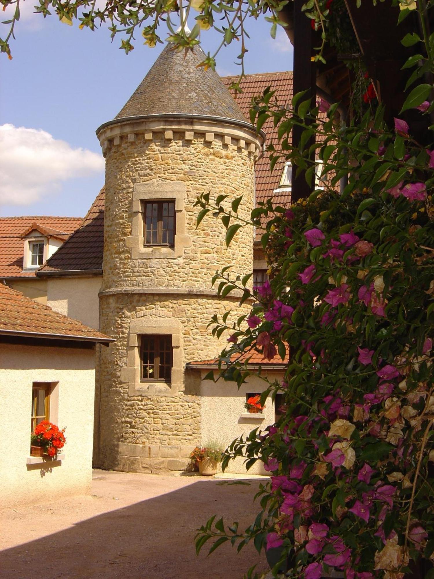 Hotel Logis Des Trois Maures Couches Exterior foto