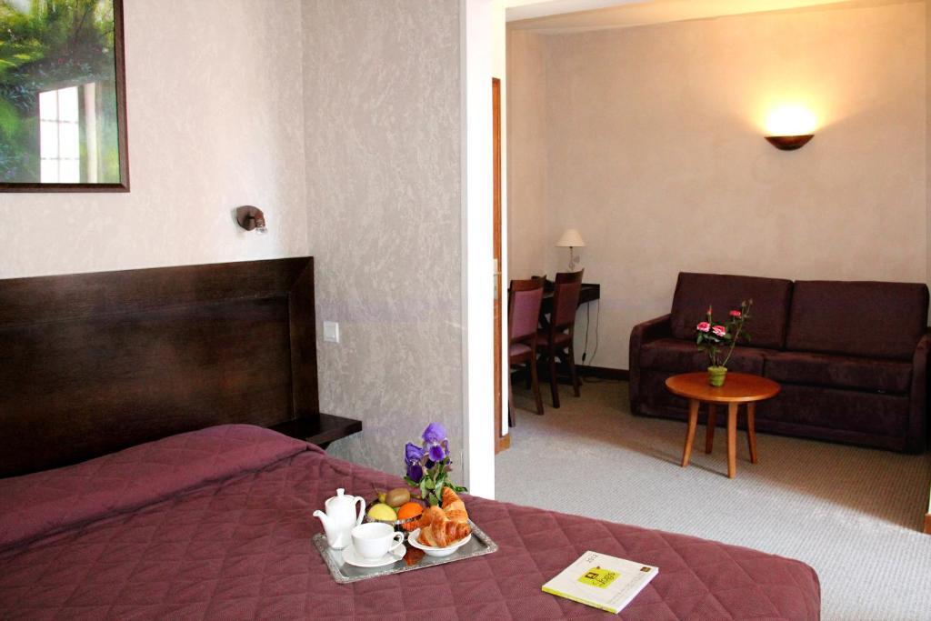Hotel Logis Des Trois Maures Couches Habitación foto