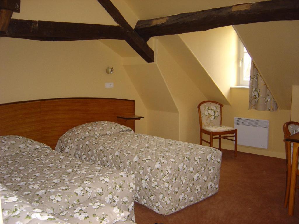 Hotel Logis Des Trois Maures Couches Habitación foto