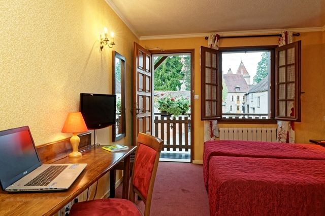 Hotel Logis Des Trois Maures Couches Exterior foto