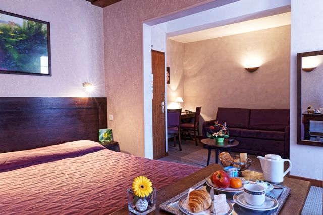 Hotel Logis Des Trois Maures Couches Exterior foto